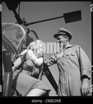 Marilyn Monroe et un pilote non identifié posent pour une séance photo de magazine sur les vues en hélicoptère de Los Angeles, Californie, 1952. (Photo de Charlotte Brooks/LOOK Magazine Collection/LOC) Banque D'Images