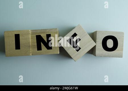 Concept des cubes en bois avec le mot Info sur fond en bois. Banque D'Images