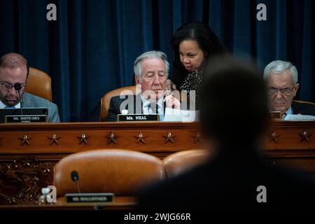 Washington, États-Unis. 15 février 2024. Le représentant Richard Neal (d-ma), membre de rang du comité, parle avec un membre du personnel lors d'une audience du comité des voies et moyens de la Chambre sur l'IRS, au Capitole des États-Unis, à Washington, DC, le jeudi 15 février, 2024. (Graeme Sloan/Sipa USA) crédit : Sipa USA/Alamy Live News Banque D'Images