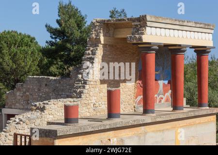 Palais de Minos, Knossos, Crète, Grèce. Le Portique Nord avec fresque de taureau de chargement. Banque D'Images