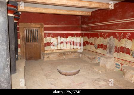Palais de Minos, Knossos, Crète, Grèce. La salle du trône reconstruite et Griffin Fresco. Banque D'Images