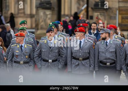 öffentlicher appel der Offiziersschule des Heeres auf dem Theaterplatz : Bundeswehr ehrt und verabschiedet Junge Soldatinnen und Soldaten. Appell auf dem Theaterplatz à Dresde. Rund 700 Junge Soldaten und Soldatinnen werden mit militärischem Zeremoniell aus ihrer viereinhalbmonatigen Ausbildung verabschiedet. VOR der Kulisse der Semperoper wurden alle Teilnehmenden des Offizierslehrgangs Truppendienst für ihre Leistungen gewürdigt. Mit dem Lehrgang beendeten die Soldatinnen und Soldaten einen wichtigen Ausbildungsabschnitt auf dem Weg zum militärischen Führer. Teil des Appells War auch die V Banque D'Images