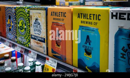 Une sélection de « bières » non alcoolisées dans une glacière dans un supermarché à New York jeudi. 8 février 2024. (© Richard B. Levine) Banque D'Images