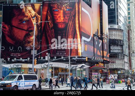 Des hordes de gens traversent West 42nd Street sous la publicité pour les Warner Bros PicturesÕ ÒDune : part TwoÓ film à Times Square à New York le dimanche 11 février 2024. La sortie du film est prévue pour le 1er mars. (© Richard B. Levine) Banque D'Images