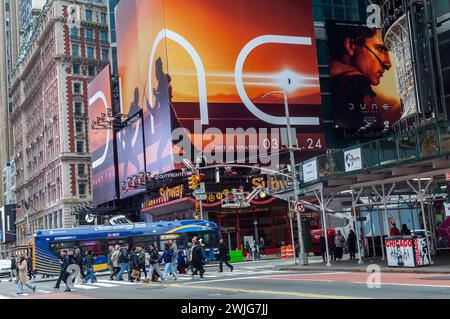 Des hordes de gens traversent West 42nd Street sous la publicité pour les Warner Bros Le film « Dune : part Two » de Pictures à Times Square à New York le dimanche 11 février 2024. La sortie du film est prévue pour le 1er mars. (© Richard B. Levine) Banque D'Images