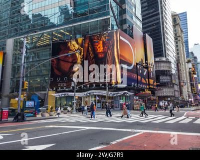 Des hordes de gens traversent West 42nd Street sous la publicité pour les Warner Bros PicturesÕ ÒDune : part TwoÓ film à Times Square à New York le dimanche 11 février 2024. La sortie du film est prévue pour le 1er mars. (© Richard B. Levine) Banque D'Images