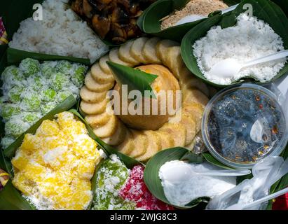 Tumpeng (riz en forme de cône) et Jajan Pasar (nourriture de rue du marché traditionnel), culture indonésienne et javanaise pour les cérémonies traditionnelles. Banque D'Images