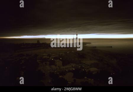 Première Guerre du Golfe : 12 mars 1991 jour est tourné à la nuit à Koweït City à cause de la fumée des puits de pétrole en feu, sabotés par les soldats irakiens en retraite. Banque D'Images