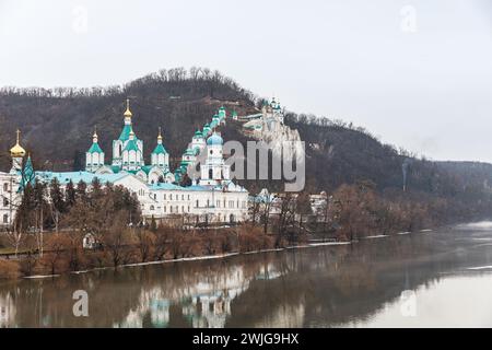 Svyatogirsk, Ukraine. 13 février 2024. Vue de l'église orthodoxe près de la rive de la rivière Seversky DonetsSvyato. Sviatohirsk est une ville du nord de l'oblast de Donetsk, située sur les rives de la rivière Seversky Donets. Sviatohirsk est occupée depuis le 6 juin 2022 et des défenseurs ukrainiens sont entrés dans la ville le 9 septembre 2022. À la suite des bombardements ennemis, de nombreux bâtiments de la ville ont été détruits. Les résidents locaux se cachent des bombardements russes dans les églises et les monastères. (Photo de Mykhaylo Palinchak/SOPA images/Sipa USA) crédit : Sipa USA/Alamy Live News Banque D'Images