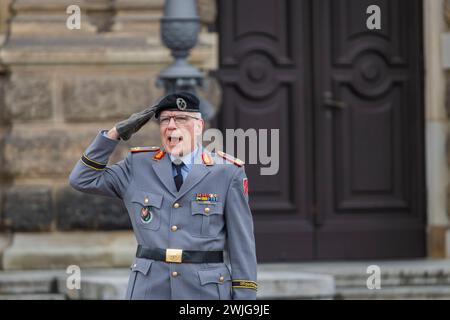 öffentlicher appel der Offiziersschule des Heeres auf dem Theaterplatz : Bundeswehr ehrt und verabschiedet Junge Soldatinnen und Soldaten. Appell auf dem Theaterplatz à Dresde. Rund 700 Junge Soldaten und Soldatinnen werden mit militärischem Zeremoniell aus ihrer viereinhalbmonatigen Ausbildung verabschiedet. VOR der Kulisse der Semperoper wurden alle Teilnehmenden des Offizierslehrgangs Truppendienst für ihre Leistungen gewürdigt. Mit dem Lehrgang beendeten die Soldatinnen und Soldaten einen wichtigen Ausbildungsabschnitt auf dem Weg zum militärischen Führer. Teil des Appells War auch die V Banque D'Images