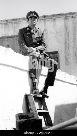 GREGORY PECK sur le plateau Candid en Grèce lors du tournage de THE GUNS OF NAVARONE 1961 réalisateur J. LEE THOMPSON roman Alistair MacLean scénario / Producteur Carl Foreman musique Dimitri Tiomkin Royaume-Uni - USA coproduction Highroad Productions / Columbia Pictures Banque D'Images