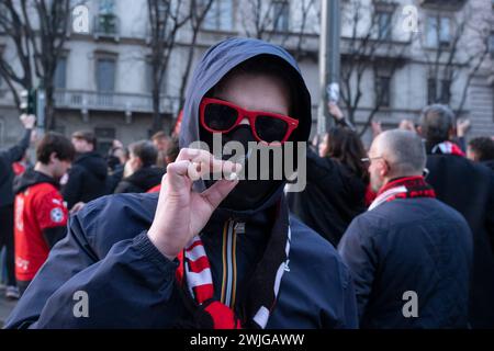 Milan, Italie. 15 février 2024. Foto Alessandro Cimma/LaPresse 15-02-2024 Milano, Italie. Il corteo dei tifosi della squadra di calcio "Rennes" verso lo stadio Giuseppe Meazza (San Siro) per la partita Rennes-Milan. Photo Alessandro Cimma/LaPresse 15-02-2024 Milan, Italie. Le cortège des supporters de l'équipe de football "Rennes" vers le stade Giuseppe Meazza (San Siro) pour le match Rennes-Milan. Crédit : LaPresse/Alamy Live News Banque D'Images