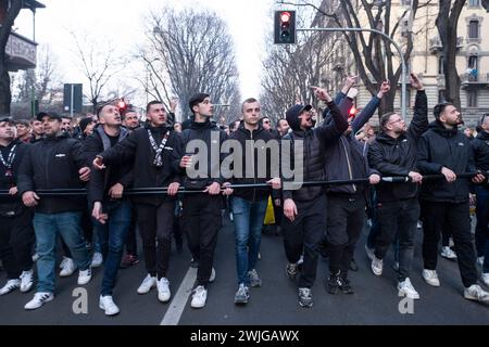 Milan, Italie. 15 février 2024. Foto Alessandro Cimma/LaPresse 15-02-2024 Milano, Italie. Il corteo dei tifosi della squadra di calcio "Rennes" verso lo stadio Giuseppe Meazza (San Siro) per la partita Rennes-Milan. Photo Alessandro Cimma/LaPresse 15-02-2024 Milan, Italie. Le cortège des supporters de l'équipe de football "Rennes" vers le stade Giuseppe Meazza (San Siro) pour le match Rennes-Milan. Crédit : LaPresse/Alamy Live News Banque D'Images