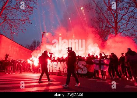 Milan, Italie. 15 février 2024. Foto Alessandro Cimma/LaPresse 15-02-2024 Milano, Italie. Il corteo dei tifosi della squadra di calcio "Rennes" verso lo stadio Giuseppe Meazza (San Siro) per la partita Rennes-Milan. Photo Alessandro Cimma/LaPresse 15-02-2024 Milan, Italie. Le cortège des supporters de l'équipe de football "Rennes" vers le stade Giuseppe Meazza (San Siro) pour le match Rennes-Milan. Crédit : LaPresse/Alamy Live News Banque D'Images