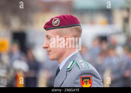 öffentlicher appel der Offiziersschule des Heeres auf dem Theaterplatz : Bundeswehr ehrt und verabschiedet Junge Soldatinnen und Soldaten. Appell auf dem Theaterplatz à Dresde. Rund 700 Junge Soldaten und Soldatinnen werden mit militärischem Zeremoniell aus ihrer viereinhalbmonatigen Ausbildung verabschiedet. VOR der Kulisse der Semperoper wurden alle Teilnehmenden des Offizierslehrgangs Truppendienst für ihre Leistungen gewürdigt. Mit dem Lehrgang beendeten die Soldatinnen und Soldaten einen wichtigen Ausbildungsabschnitt auf dem Weg zum militärischen Führer. Teil des Appells War auch die V Banque D'Images