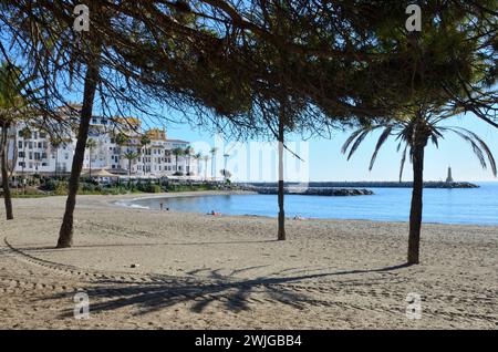 Marbella, Espagne - 10 décembre 2023 : peu de gens sur une plage de Port Banus par une journée ensoleillée de décembre à Marbella, Andalousie, Espagne. Banque D'Images