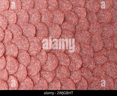 saucisse de salami tranchée comme fond, morceaux de saucisse de jambon tranchée en gros plan Banque D'Images