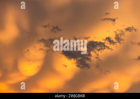 Temps spectaculaire avec des nuages jaunes spectaculaires lors d'un orage au coucher du soleil Banque D'Images