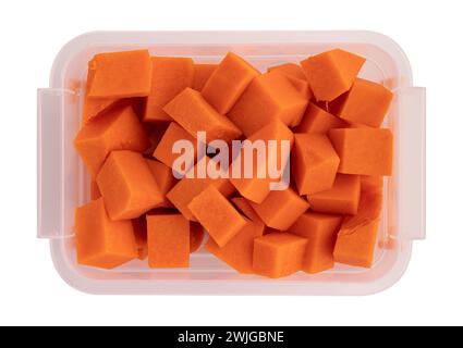 morceaux de citrouille fraîche dans une boîte transparente isolé sur fond blanc avec chemin de découpage, légumes biologiques sains Banque D'Images