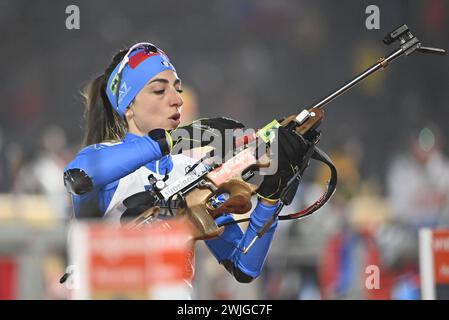 Lisa Vittozzi (ITA) participe à la course de relais mixte simple au Championnat du monde de biathlon à Nove Mesto na Morave, République tchèque, le 15 février 2024. (CTK photo/Lubos Pavlicek) Banque D'Images