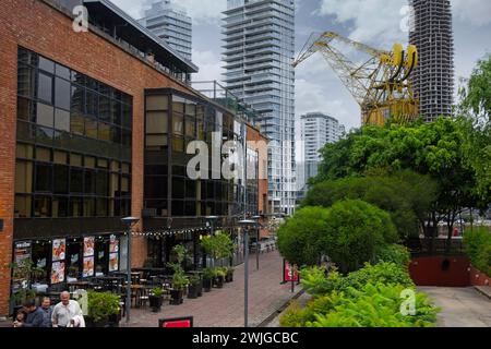 De l’autre côté de la rivière, flanqué de gratte-ciel, se trouvent de beaux parcs et des rues tranquilles qui font de ce quartier une destination unique. Banque D'Images