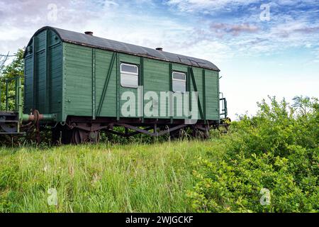 Vieux wagons abandonnés sur des voies ferrées abandonnées Banque D'Images