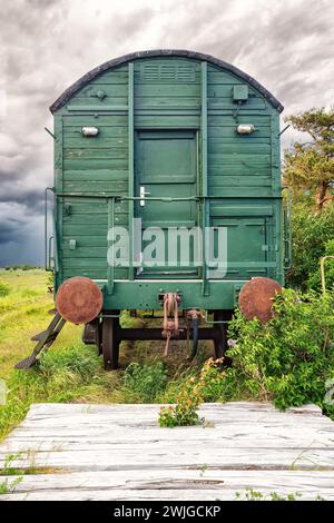 Vieux wagons abandonnés sur des voies ferrées abandonnées Banque D'Images