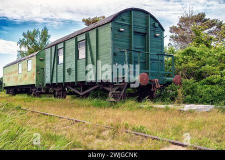 Vieux wagons abandonnés sur des voies ferrées abandonnées Banque D'Images