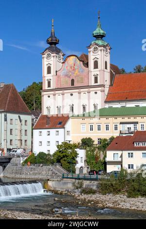 Ville de Steyr à la confluence des rivières Enns et Steyr avec la Michaelerkirche, haute-Autriche, Autriche Banque D'Images