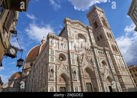 Vue inclinée de Santa Maria del Fiore, Duomo (cathédrale), Florence, Italie, pas de gens, façade, campanile et dôme Banque D'Images