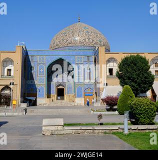 Ispahan, Iran, 06.30.2023 : Mosquée Sheikh Lotfollah, vue grand angle de la Mosquée Sheikh Lotfollah Banque D'Images