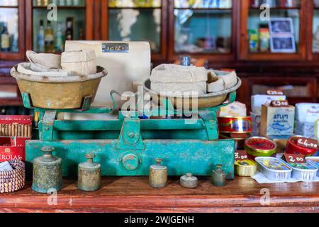 Boa Vista, Kape Verde- 22 mars 2018 : magasin local à Sal Rei équilibre la tradition avec les biens coloniaux et le charme du vieux monde. Banque D'Images