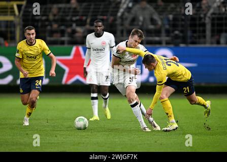 Anderlecht, Belgique. 15 février 2024. Football, UEFA Europa Conference League, Royale Union Saint-Gilloise - Eintracht Francfort, éliminatoire, intermédiaire, première manche au Lotto Park. Sasa Kalajdzic de Francfort (2e à partir de la gauche) et Alessio Castro-Montes de l'Union se battent pour le ballon. Crédit : Federico Gambarini/dpa/Alamy Live News Banque D'Images