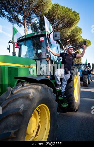 Rome, RM, Italie. 15 février 2024. Les agriculteurs se rassemblent à Circo Massimo pour protester contre les mesures du Green Deal imposées par l'UE et la concurrence déloyale des pays extra-UE. (Crédit image : © Marco Di Gianvito/ZUMA Press Wire) USAGE ÉDITORIAL SEULEMENT! Non destiné à UN USAGE commercial ! Banque D'Images