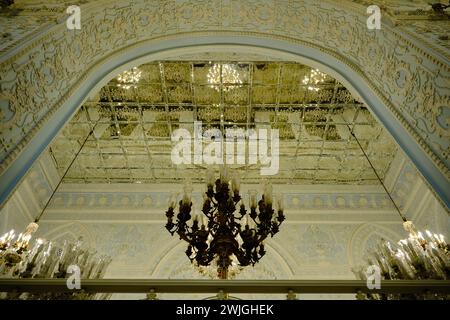 Téhéran (Téhéran), Iran, 06.24.2023 : vue en angle bas du palais du Golestan à l'intérieur. Banque D'Images