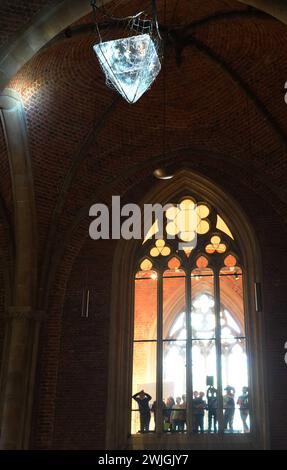 In der evangelischen Kirche Unser Lieben Frauen in Brême ist seit 14. Février 2024 Aschermittwoch bis voraussichtlich 27. März die Kunstinstallation Eternity Ewigkeit zu sehen. Die Münchener Künstlerin Birthe Blauth Hat eine Eispyramdie mit der Spitze nach unten im Gewölbe der Kirche aufhängen lassen. Wechselnde Scheinwerfer strahlen das Eis im Halbdunkel des Kirchenschiffs an. Der ursprünglich 330 Kilogramm schwere Eisblock mit einer Kantenlänge von einem Meter schmilzt nach und nach. Die Wassertropfen Fallen in eine große Schale auf dem Fußboden. DAS Kunstprojekt soll an Themen wie Zeit, le Banque D'Images