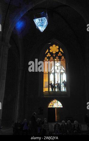 In der evangelischen Kirche Unser Lieben Frauen in Brême ist seit 14. Février 2024 Aschermittwoch bis voraussichtlich 27. März die Kunstinstallation Eternity Ewigkeit zu sehen. Die Münchener Künstlerin Birthe Blauth Hat eine Eispyramdie mit der Spitze nach unten im Gewölbe der Kirche aufhängen lassen. Wechselnde Scheinwerfer strahlen das Eis im Halbdunkel des Kirchenschiffs an. Der ursprünglich 330 Kilogramm schwere Eisblock mit einer Kantenlänge von einem Meter schmilzt nach und nach. Die Wassertropfen Fallen in eine große Schale auf dem Fußboden. DAS Kunstprojekt soll an Themen wie Zeit, le Banque D'Images