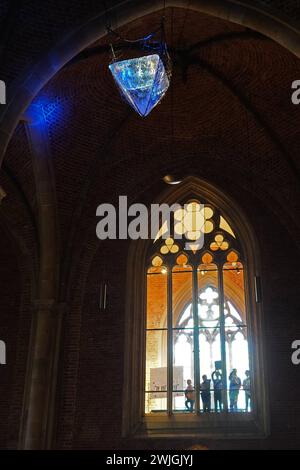 In der evangelischen Kirche Unser Lieben Frauen in Brême ist seit 14. Février 2024 Aschermittwoch bis voraussichtlich 27. März die Kunstinstallation Eternity Ewigkeit zu sehen. Die Münchener Künstlerin Birthe Blauth Hat eine Eispyramdie mit der Spitze nach unten im Gewölbe der Kirche aufhängen lassen. Wechselnde Scheinwerfer strahlen das Eis im Halbdunkel des Kirchenschiffs an. Der ursprünglich 330 Kilogramm schwere Eisblock mit einer Kantenlänge von einem Meter schmilzt nach und nach. Die Wassertropfen Fallen in eine große Schale auf dem Fußboden. DAS Kunstprojekt soll an Themen wie Zeit, le Banque D'Images