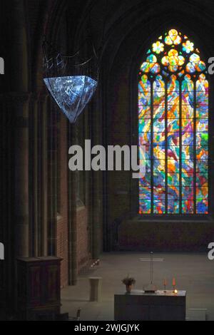 In der evangelischen Kirche Unser Lieben Frauen in Brême ist seit 14. Février 2024 Aschermittwoch bis voraussichtlich 27. März die Kunstinstallation Eternity Ewigkeit zu sehen. Die Münchener Künstlerin Birthe Blauth Hat eine Eispyramdie mit der Spitze nach unten im Gewölbe der Kirche aufhängen lassen. Wechselnde Scheinwerfer strahlen das Eis im Halbdunkel des Kirchenschiffs an. Der ursprünglich 330 Kilogramm schwere Eisblock mit einer Kantenlänge von einem Meter schmilzt nach und nach. Die Wassertropfen Fallen in eine große Schale auf dem Fußboden. DAS Kunstprojekt soll an Themen wie Zeit, le Banque D'Images