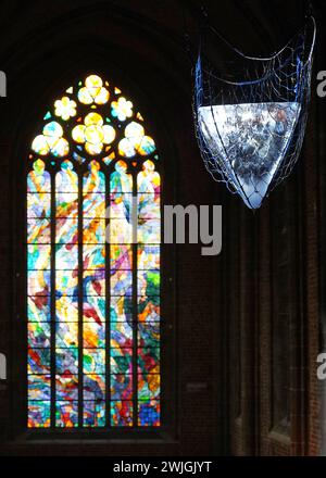 In der evangelischen Kirche Unser Lieben Frauen in Brême ist seit 14. Février 2024 Aschermittwoch bis voraussichtlich 27. März die Kunstinstallation Eternity Ewigkeit zu sehen. Die Münchener Künstlerin Birthe Blauth Hat eine Eispyramdie mit der Spitze nach unten im Gewölbe der Kirche aufhängen lassen. Wechselnde Scheinwerfer strahlen das Eis im Halbdunkel des Kirchenschiffs an. Der ursprünglich 330 Kilogramm schwere Eisblock mit einer Kantenlänge von einem Meter schmilzt nach und nach. Die Wassertropfen Fallen in eine große Schale auf dem Fußboden. DAS Kunstprojekt soll an Themen wie Zeit, le Banque D'Images