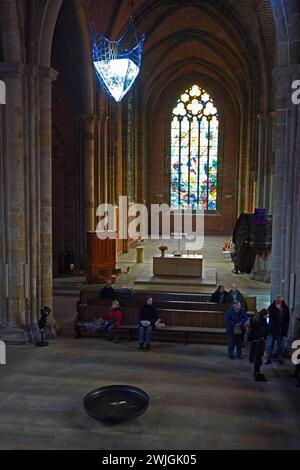 In der evangelischen Kirche Unser Lieben Frauen in Brême ist seit 14. Février 2024 Aschermittwoch bis voraussichtlich 27. März die Kunstinstallation Eternity Ewigkeit zu sehen. Die Münchener Künstlerin Birthe Blauth Hat eine Eispyramdie mit der Spitze nach unten im Gewölbe der Kirche aufhängen lassen. Wechselnde Scheinwerfer strahlen das Eis im Halbdunkel des Kirchenschiffs an. Der ursprünglich 330 Kilogramm schwere Eisblock mit einer Kantenlänge von einem Meter schmilzt nach und nach. Die Wassertropfen Fallen in eine große Schale auf dem Fußboden. DAS Kunstprojekt soll an Themen wie Zeit, le Banque D'Images