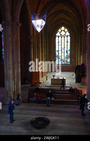 In der evangelischen Kirche Unser Lieben Frauen in Brême ist seit 14. Février 2024 Aschermittwoch bis voraussichtlich 27. März die Kunstinstallation Eternity Ewigkeit zu sehen. Die Münchener Künstlerin Birthe Blauth Hat eine Eispyramdie mit der Spitze nach unten im Gewölbe der Kirche aufhängen lassen. Wechselnde Scheinwerfer strahlen das Eis im Halbdunkel des Kirchenschiffs an. Der ursprünglich 330 Kilogramm schwere Eisblock mit einer Kantenlänge von einem Meter schmilzt nach und nach. Die Wassertropfen Fallen in eine große Schale auf dem Fußboden. DAS Kunstprojekt soll an Themen wie Zeit, le Banque D'Images