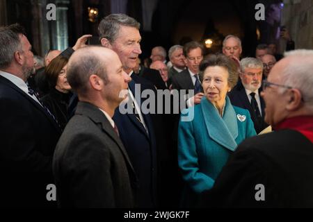 La princesse royale rencontre le maçon de pierre Will Davies (à gauche) après un service de dédicace pour la pierre commémorative Ernest Shackleton à l'abbaye de Westminster, au centre de Londres. Le mémorial a été réalisé par le sculpteur Will Davies, qui a incorporé des pierres, notamment du marbre vert du Connemara et du calcaire Kilkenny, pour refléter l'héritage irlandais de Shackleton. Il est inscrit avec les noms des navires d'expédition de Shackleton et sa devise familiale, Fortitudine vincimus (par endurance nous conquérons). Date de la photo : jeudi 15 février 2024. Sir Ernest et son équipage partirent en 1915 pour réaliser la première traversée terrestre de l'Antarctique Banque D'Images