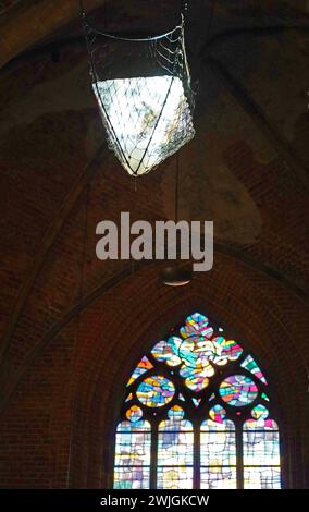 In der evangelischen Kirche Unser Lieben Frauen in Brême ist seit 14. Février 2024 Aschermittwoch bis voraussichtlich 27. März die Kunstinstallation Eternity Ewigkeit zu sehen. Die Münchener Künstlerin Birthe Blauth Hat eine Eispyramdie mit der Spitze nach unten im Gewölbe der Kirche aufhängen lassen. Wechselnde Scheinwerfer strahlen das Eis im Halbdunkel des Kirchenschiffs an. Der ursprünglich 330 Kilogramm schwere Eisblock mit einer Kantenlänge von einem Meter schmilzt nach und nach. Die Wassertropfen Fallen in eine große Schale auf dem Fußboden. DAS Kunstprojekt soll an Themen wie Zeit, le Banque D'Images