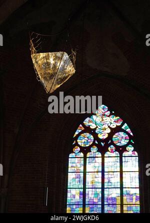 In der evangelischen Kirche Unser Lieben Frauen in Brême ist seit 14. Février 2024 Aschermittwoch bis voraussichtlich 27. März die Kunstinstallation Eternity Ewigkeit zu sehen. Die Münchener Künstlerin Birthe Blauth Hat eine Eispyramdie mit der Spitze nach unten im Gewölbe der Kirche aufhängen lassen. Wechselnde Scheinwerfer strahlen das Eis im Halbdunkel des Kirchenschiffs an. Der ursprünglich 330 Kilogramm schwere Eisblock mit einer Kantenlänge von einem Meter schmilzt nach und nach. Die Wassertropfen Fallen in eine große Schale auf dem Fußboden. DAS Kunstprojekt soll an Themen wie Zeit, le Banque D'Images