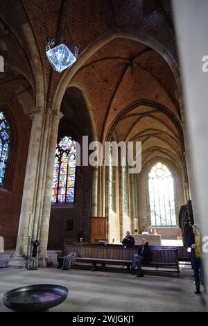 In der evangelischen Kirche Unser Lieben Frauen in Brême ist seit 14. Février 2024 Aschermittwoch bis voraussichtlich 27. März die Kunstinstallation Eternity Ewigkeit zu sehen. Die Münchener Künstlerin Birthe Blauth Hat eine Eispyramdie mit der Spitze nach unten im Gewölbe der Kirche aufhängen lassen. Wechselnde Scheinwerfer strahlen das Eis im Halbdunkel des Kirchenschiffs an. Der ursprünglich 330 Kilogramm schwere Eisblock mit einer Kantenlänge von einem Meter schmilzt nach und nach. Die Wassertropfen Fallen in eine große Schale auf dem Fußboden. DAS Kunstprojekt soll an Themen wie Zeit, le Banque D'Images