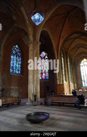 In der evangelischen Kirche Unser Lieben Frauen in Brême ist seit 14. Février 2024 Aschermittwoch bis voraussichtlich 27. März die Kunstinstallation Eternity Ewigkeit zu sehen. Die Münchener Künstlerin Birthe Blauth Hat eine Eispyramdie mit der Spitze nach unten im Gewölbe der Kirche aufhängen lassen. Wechselnde Scheinwerfer strahlen das Eis im Halbdunkel des Kirchenschiffs an. Der ursprünglich 330 Kilogramm schwere Eisblock mit einer Kantenlänge von einem Meter schmilzt nach und nach. Die Wassertropfen Fallen in eine große Schale auf dem Fußboden. DAS Kunstprojekt soll an Themen wie Zeit, le Banque D'Images