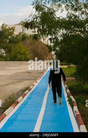 Jeune homme sur sa promenade matinale. Exercice Banque D'Images