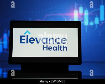 Dans cette illustration photo, le logo Elevance Health, Inc vu affiché sur une tablette Banque D'Images