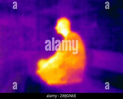 Un homme en lotus capturé sur une caméra infrarouge. Le corps humain d'une personne ordinaire Banque D'Images